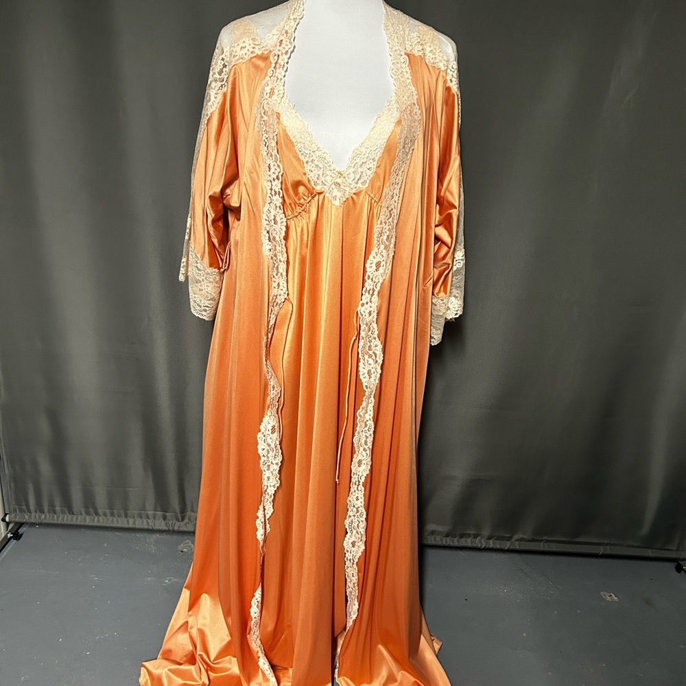 Copper colored vintage peignor trimmed with ecru lace. Medium